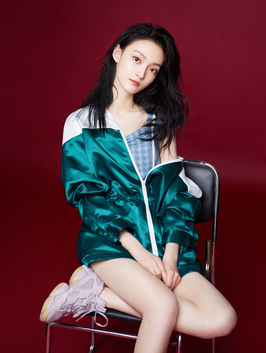 盛蕙子墨绿外套甜美运动风写真照