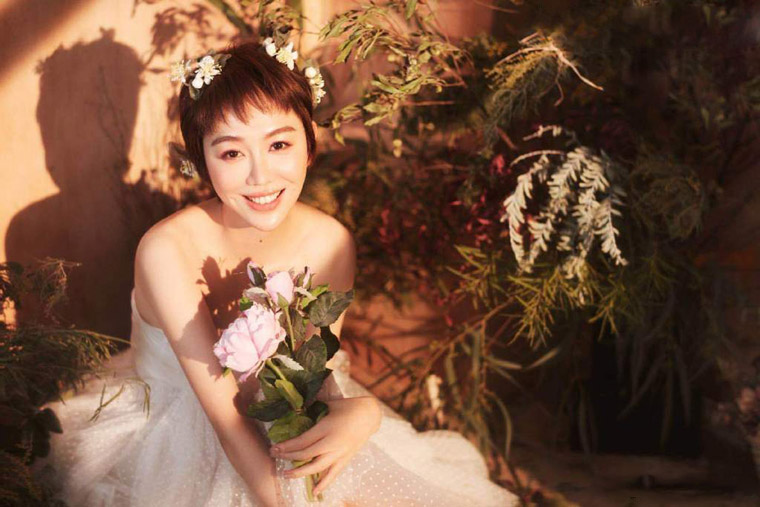 姜妍婚纱造型优雅唯美写真照