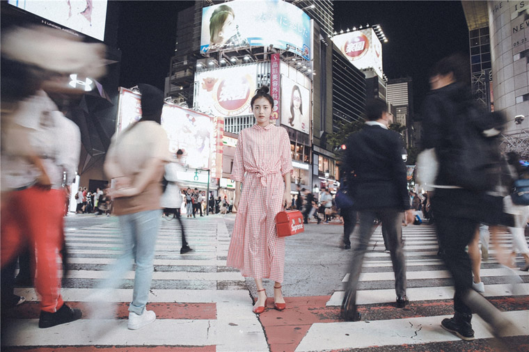 包文婧丸子头日系街边写真照