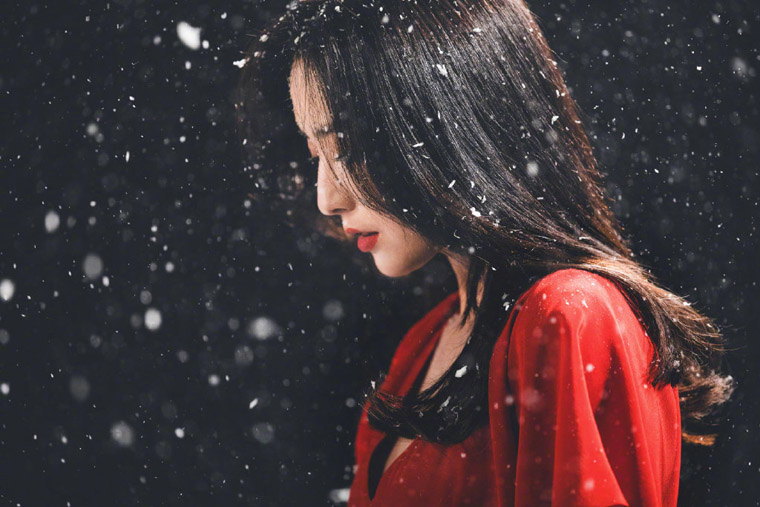 佟丽娅红裙雪中起舞唯美写真图片