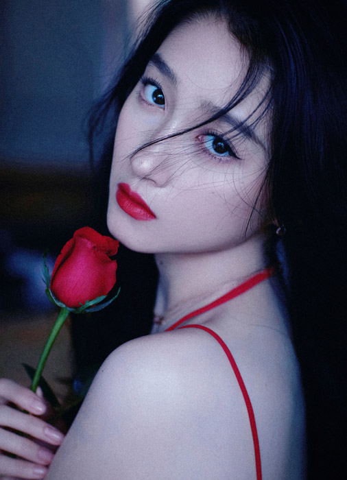 关晓彤红色吊带裙妩媚性感写真照