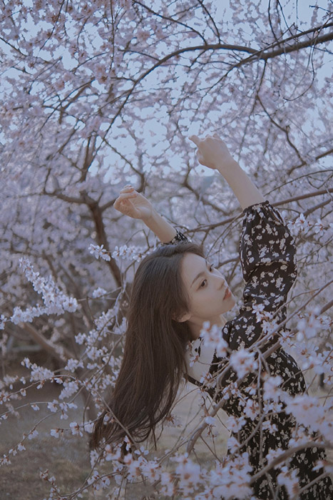 林子璐黑色碎花连衣裙甜美可人落樱写真照