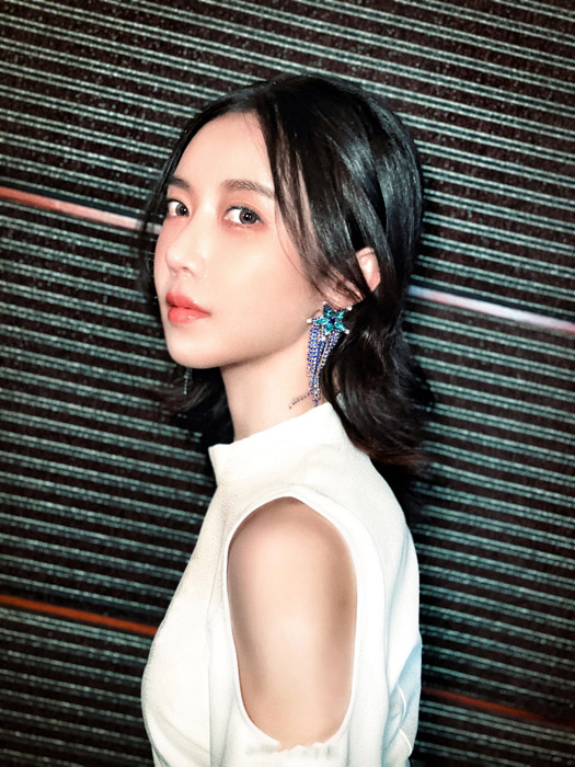 潘时七简约干练时尚写真照