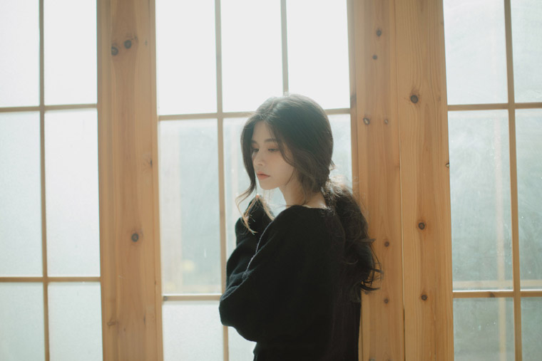 林思意黑衣清冷恬静写真照