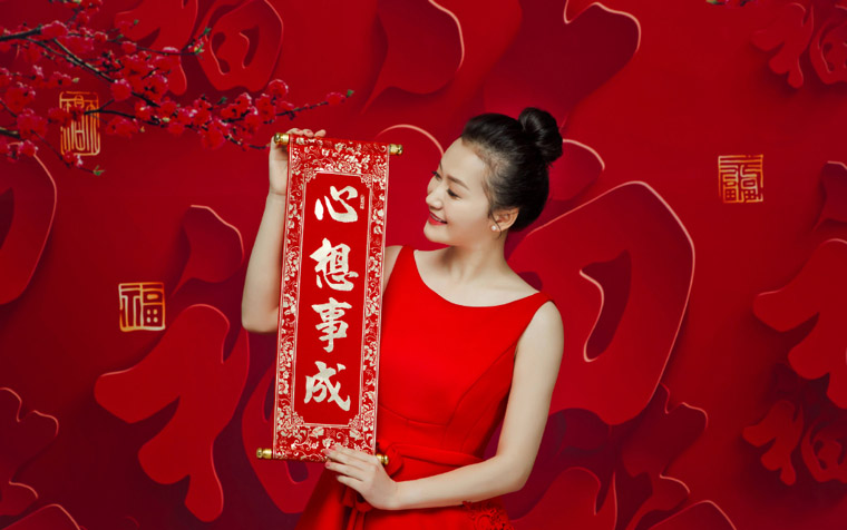 王婉娟春节喜庆红衣写真照