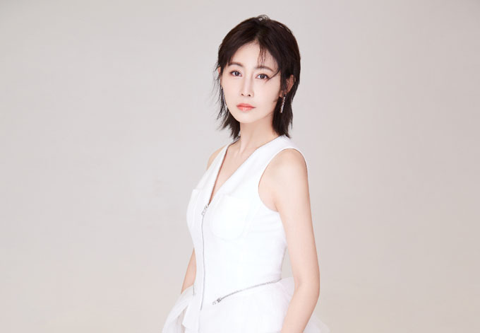 李芯逸干练气质写真照片