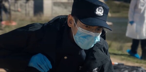 剥茧第13集剧照